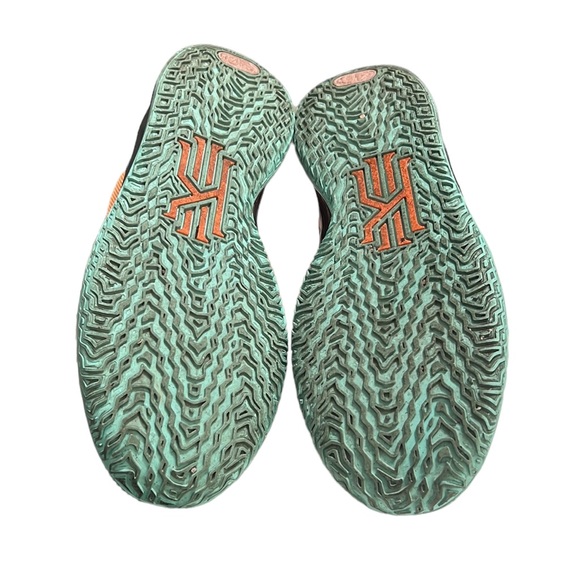 Nike Kid's Kyrie 7 GS Shoes Play The Future CW3235-800 Size 7Y - Picture 8 of 9